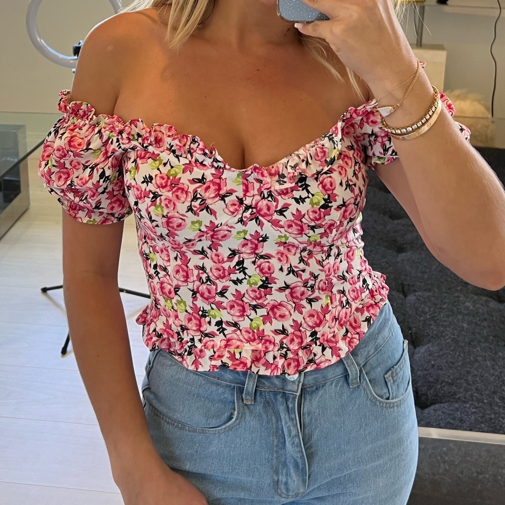 Off the shoulder or on the shoulder floral ruffle crop top in Size XS from Zara